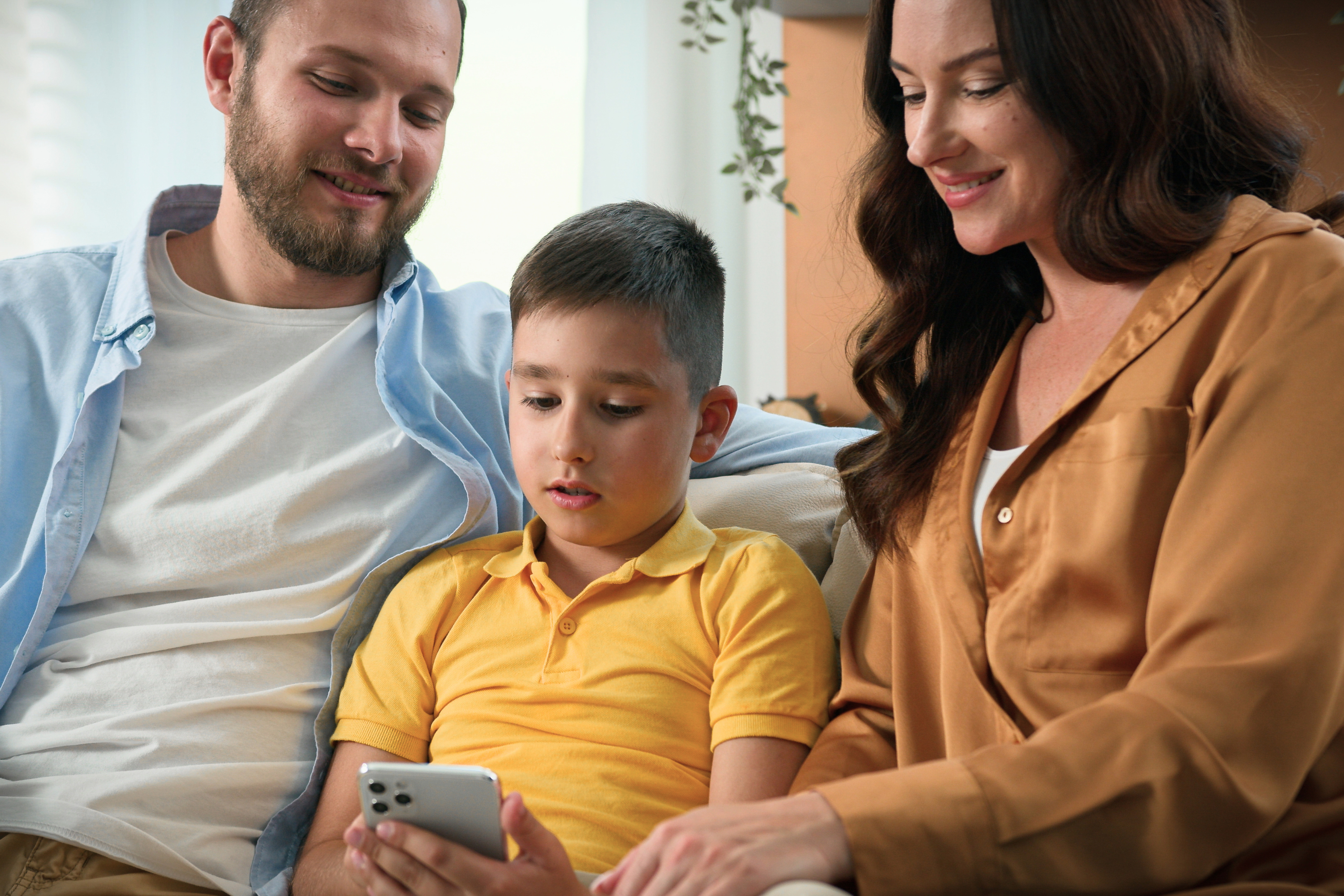 parents-choosing-school-for-their-child